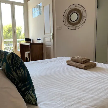 Alexandra - Boutique ז'ואן-לה-פינס
